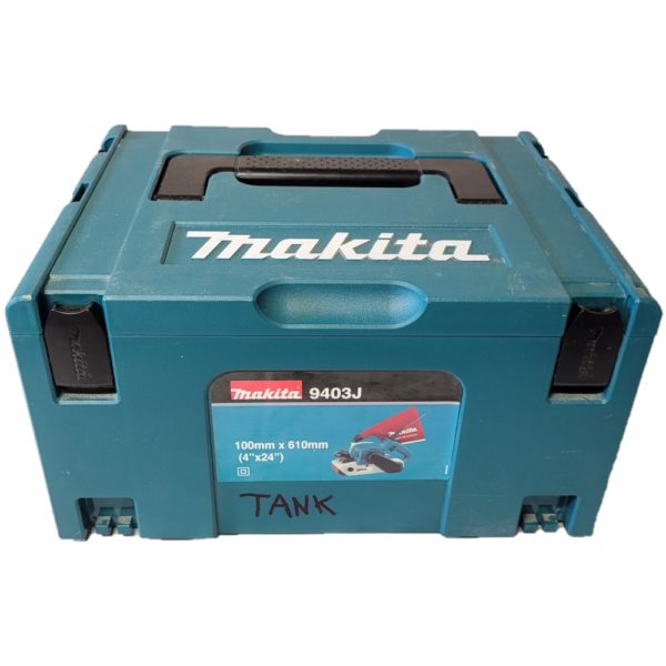 Vue du coffret de transport d'une ponceuse à bande MAKITA