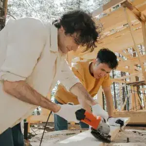 pexels-ron-lach-8821532-200-300p-squooshed Deux hommes font des travaux en extérieur, l'un d'eux manipule une scie circulaire et l'autre une meuleuse d'angle